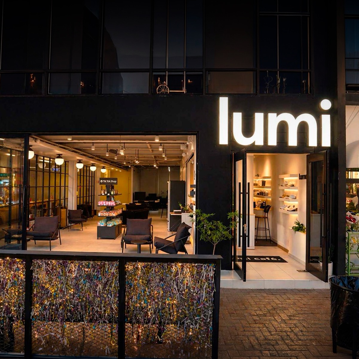 Fachada de Lumi Café de noche