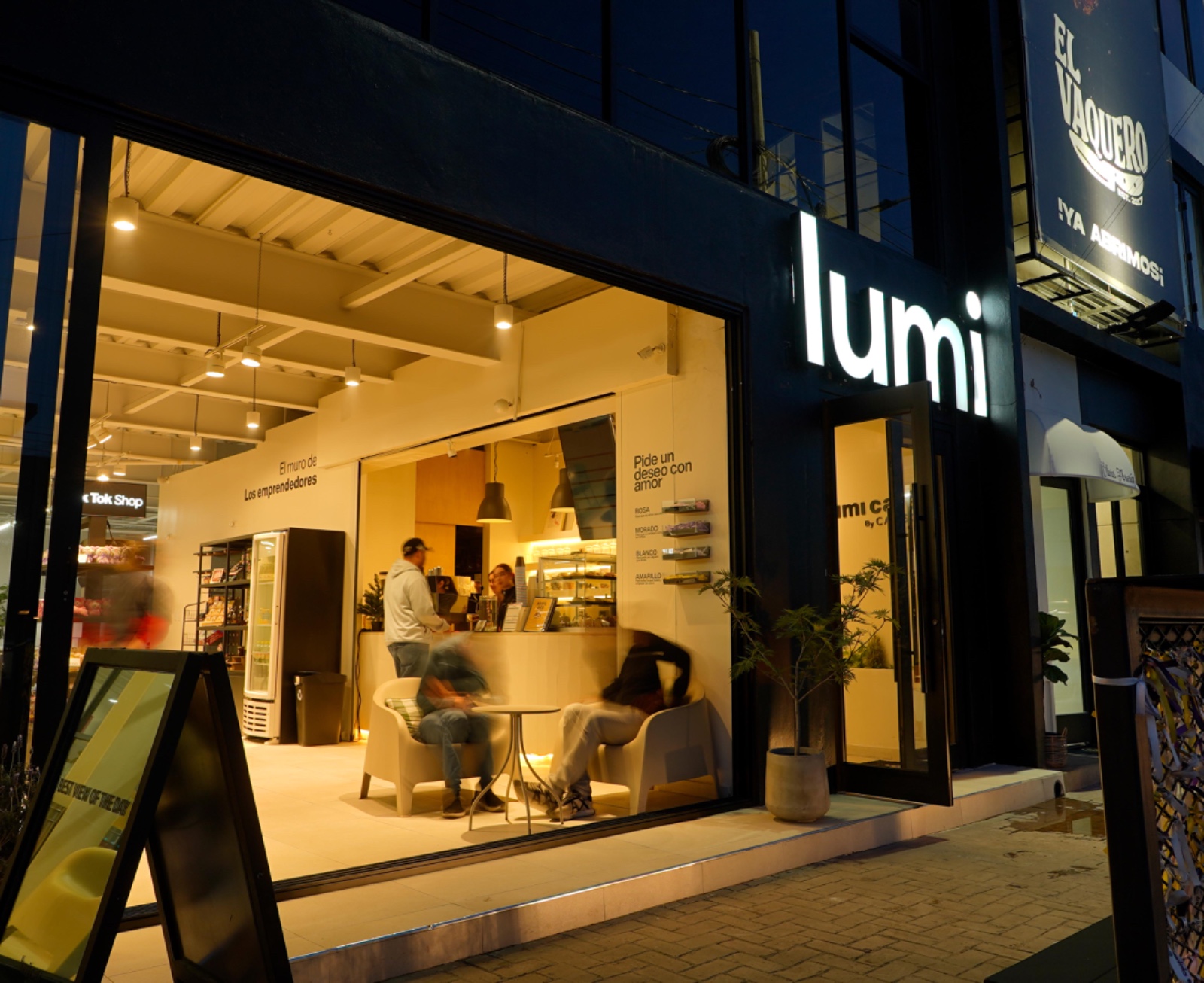 Entrada de Lumi Café iluminada de noche